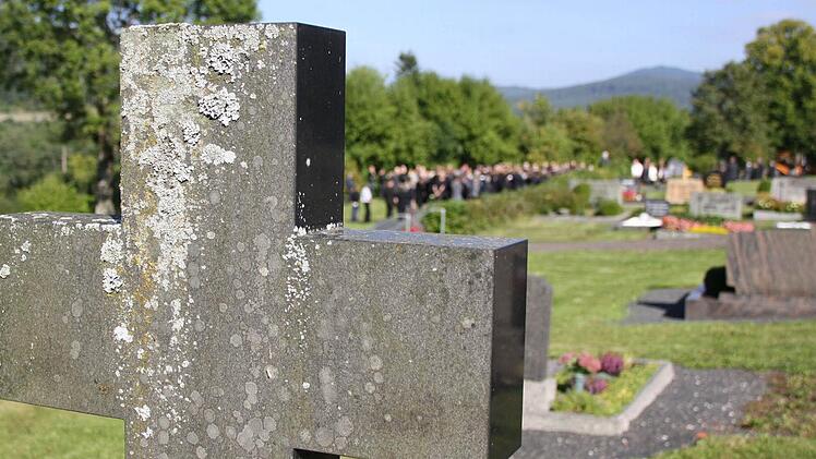 Eine Woche nach der Tat wurde der Zeitlofser beigesetzt.  Fotos: Ralf Ruppert