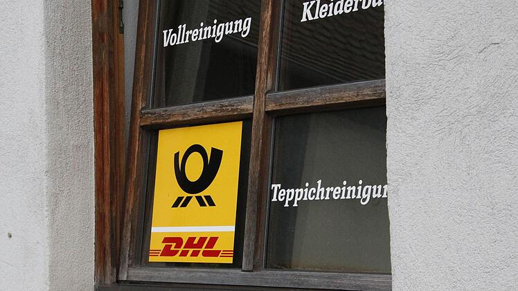 Dieses Schild weist von außen auf die Postagentur hin. Foto: Josef Hofbauer