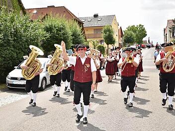 Viele Gastvereine und Gastkapellen nahmen am Jubiläumsfestzug am Sonntagnachmittag durch Hofstetten teil, so auch die Blasmusik aus Kraisdorf