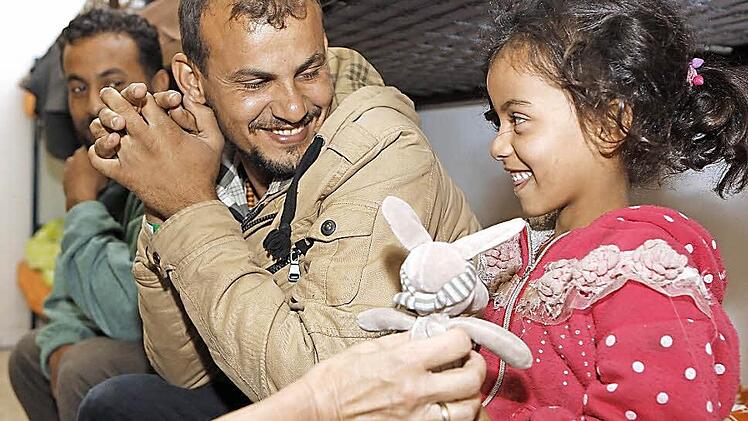 Mit Kleinigkeiten kann man Flüchtlingen nicht nur helfen, sondern auch eine große Freude machen. Foto: Matthias Hoch