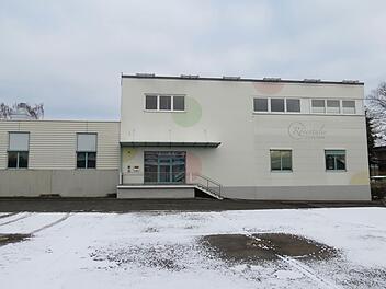 Das Werksgebäude der früheren Firma Rödentaler Living Glas wird zur Notunterkunft für Asylsuchende umgebaut. In spätestens zweieinhalb Jahren ist geplant, an der Stelle Wohnbebauung zu errichten. Foto: Landratsamt