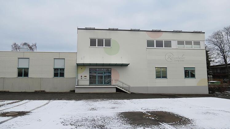 Das Werksgebäude der früheren Firma Rödentaler Living Glas wird zur Notunterkunft für Asylsuchende umgebaut. In spätestens zweieinhalb Jahren ist geplant, an der Stelle Wohnbebauung zu errichten. Foto: Landratsamt