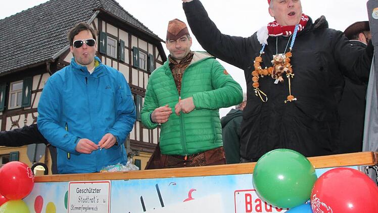 Die Stadträte (von links) Holger Then, Stefan Dinkel und Zweiter Bürgermeister Hans Josef Stich auf dem Faschingswagen der Stadt Bad Staffelstein. Foto: Matthias Einwag
