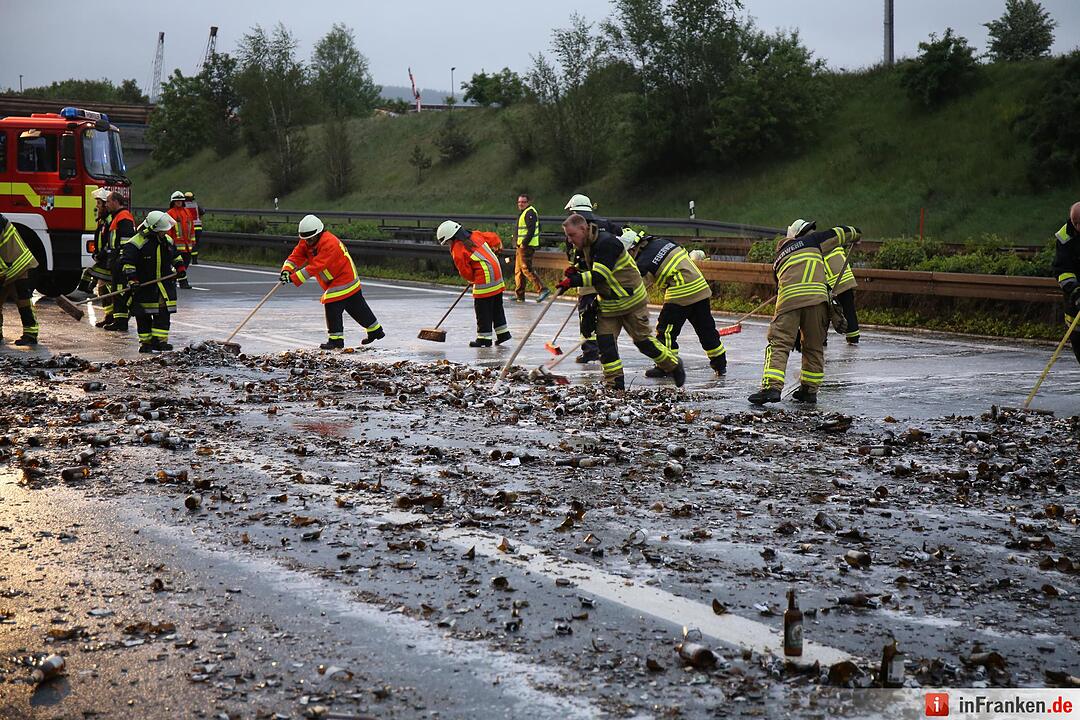 Ladungssicherung bei Getraenkelaster unzureichend - Lkw verliert etwa 200 Bierkaesten auf der Autobahn