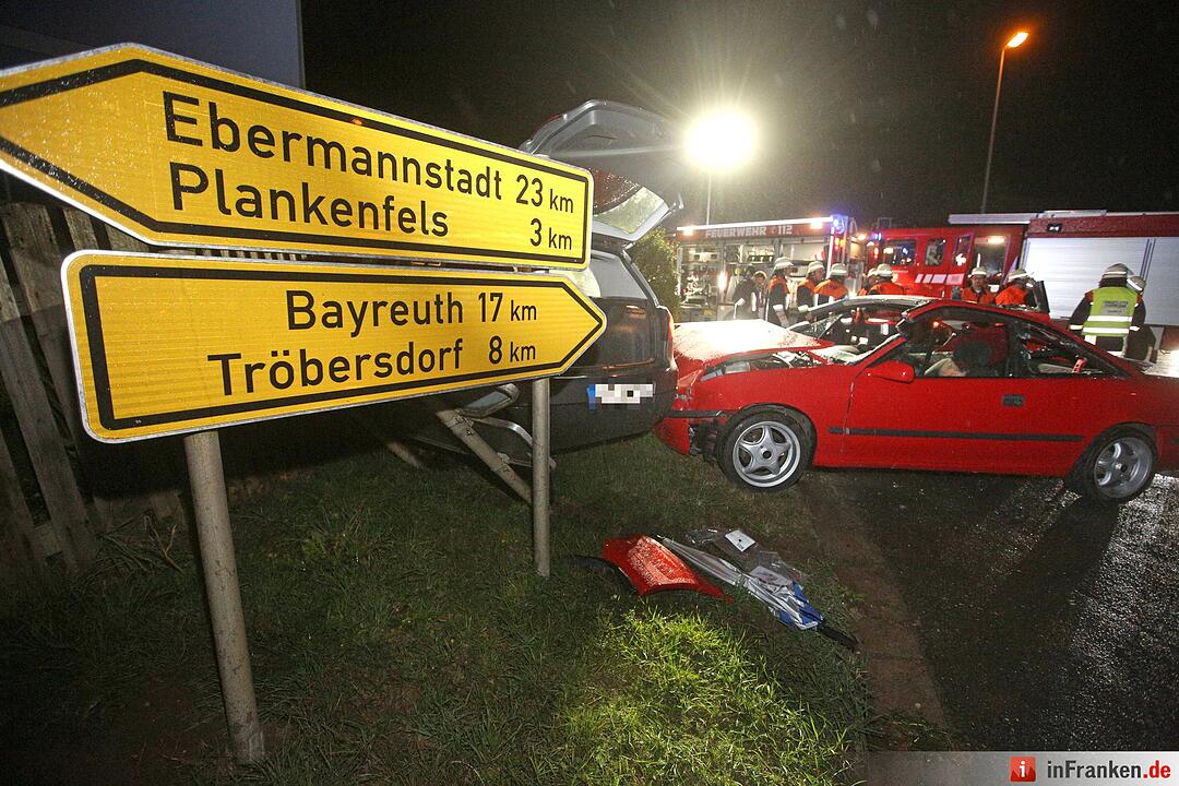 Feuerwehr muss Mitfahrer nach Vorfahrtsunfall befreien