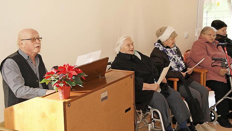 Musikbegeisterung kennt kein Alter: Mit Unterst&uuml;tzung von Heinz Anders tr&auml;llerte der "Eugeria-Chor" fr&ouml;hliche Weisen passend zur bald beginnenden Adventszeit. Foto: Mario Deller