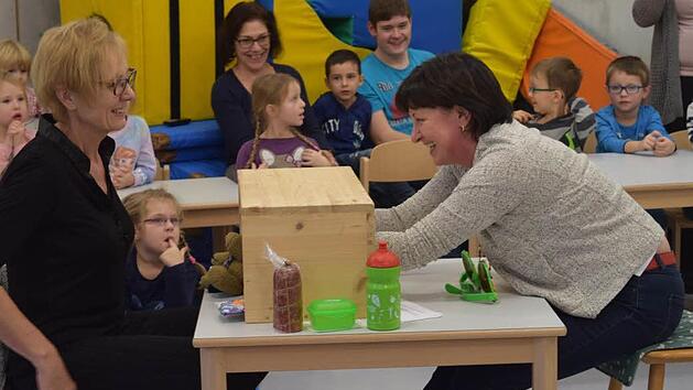 Bei ihrer Abschiedsfeier musste die Erzieherin Renate Hofmann auch einige Ratespiele meistern. Mit im Bild ist Kita-Leiterin Gertrud Schubert (links).  Foto: Heike Sch&uuml;lein