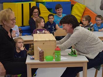 Bei ihrer Abschiedsfeier musste die Erzieherin Renate Hofmann auch einige Ratespiele meistern. Mit im Bild ist Kita-Leiterin Gertrud Schubert (links).  Foto: Heike Schülein