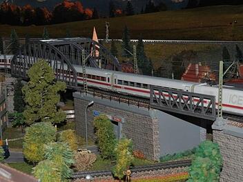 Modellbahnen stehen Ende November im Zentrum eines Flohmarktes in Tettau. Foto: Manfred Suffa