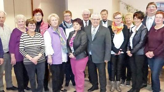 Die geehrten VdK-Mitglieder des VdK Himmelkron mit den Betreuerinnen, dem neuen Vorsitzenden Walter Herrmann (vorne, Mitte), seinem Vorgänger Gerold Hunkler und Kreisvorsitzendem Klaus Nenninger (dahinter), Kreisgeschäftsführer Alexander Wunderlich (rechts) und Zweitem Bürgermeister Harald Peetz (Dritter von rechts). Foto: Klaus-Peter Wulf