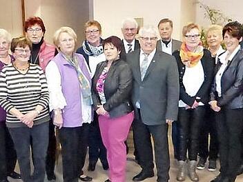 Die geehrten VdK-Mitglieder des VdK Himmelkron mit den Betreuerinnen, dem neuen Vorsitzenden Walter Herrmann (vorne, Mitte), seinem Vorgänger Gerold Hunkler und Kreisvorsitzendem Klaus Nenninger (dahinter), Kreisgeschäftsführer Alexander Wunderlich (rechts) und Zweitem Bürgermeister Harald Peetz (Dritter von rechts). Foto: Klaus-Peter Wulf