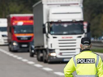 Der Lkw-Fahrer fuhr Schlangenlinien und wurde aus dem Verkehr gezogen. Symbolbild,  Foto: Patrick Pleul/dpa