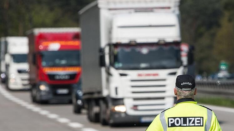 Der Lkw-Fahrer fuhr Schlangenlinien und wurde aus dem Verkehr gezogen. Symbolbild,  Foto: Patrick Pleul/dpa