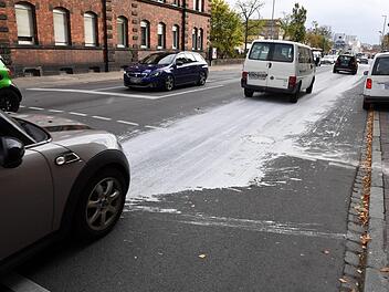 Weiß wie Schnee: Seit Donnerstagmorgen ist die  Ludwigstraße in Bamberg  großflächig mit Dispersionsfarbe verschmiert.   Grund dafür war ein gut gefüllter Farbeimer, der auf der Fahrbahn lag. Foto: Ronald Rinklef