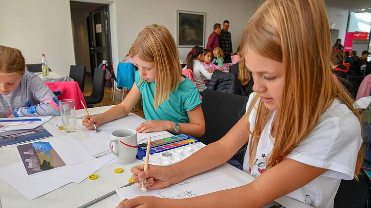 Weltkindertag: Etwa 120 junge Künstler waren am Donnerstag in der Zentralredaktion am Werkeln. Foto: Ronald Rinklef,