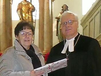 Dekan Günther Werner verabschiedet Irene Friedrich.  Foto: hl