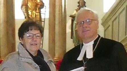 Dekan Günther Werner verabschiedet Irene Friedrich.  Foto: hl