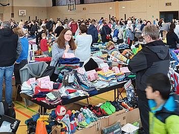 Das Mütterzentrum hatte in der Ebermannstadter Stadthalle einen Second-Hand-Basar für Kindersachen organisiert. Fotos: Carmen Schwind