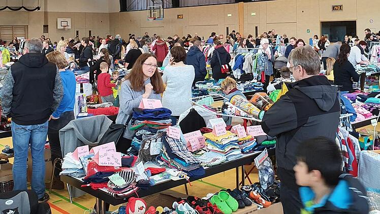 Das Mütterzentrum hatte in der Ebermannstadter Stadthalle einen Second-Hand-Basar für Kindersachen organisiert. Fotos: Carmen Schwind