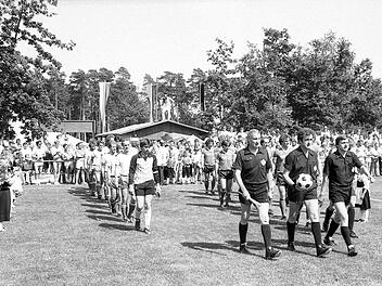 Die Spieler des 1. FC Nürnberg (rechts) und FC Reichenbach kurz vor Spielbeginn.  Foto: Hopf