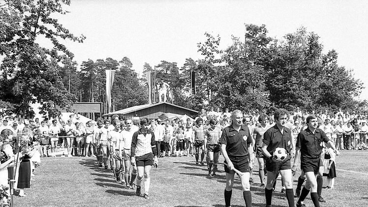 Die Spieler des 1. FC Nürnberg (rechts) und FC Reichenbach kurz vor Spielbeginn.  Foto: Hopf