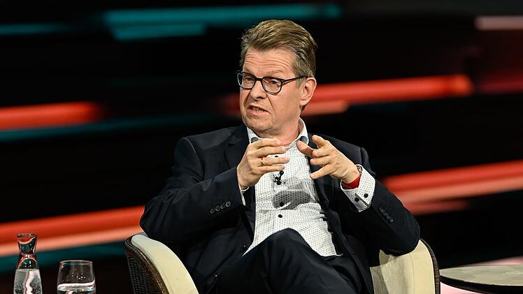 Trump gehe nicht "mit der Abrissbirne" vor, "sondern mit einer Sprengladung", mahnte SPD-Politiker Ralf Stegner.