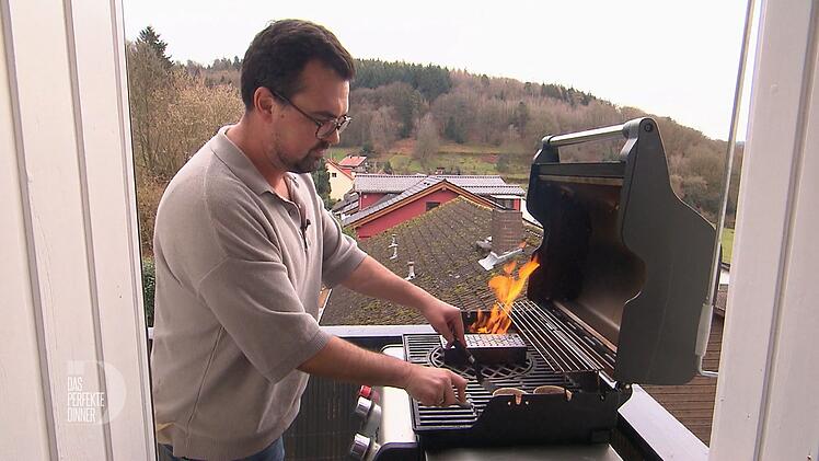 Auf dem Grill räuchert Michi die Butter für heute Abend.