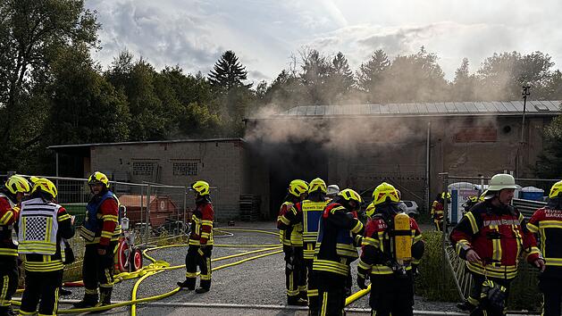 Großbrand in Lagergebäude im Kreis Hof