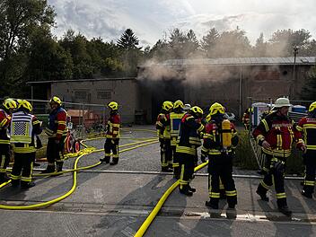Großbrand in Lagergebäude im Kreis Hof