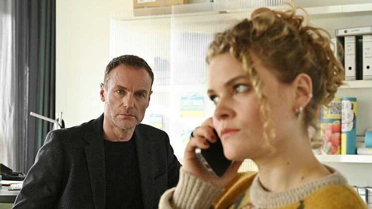 Robert Karow (Mark Waschke) befragt jene Mitarbeiterin (Leonie Krieg) des Fahrradkurierdienstes, die für die Einteilung der "Rider" zuständig ist.