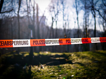 Polizeiabsperrung, Absperrband, Polizei