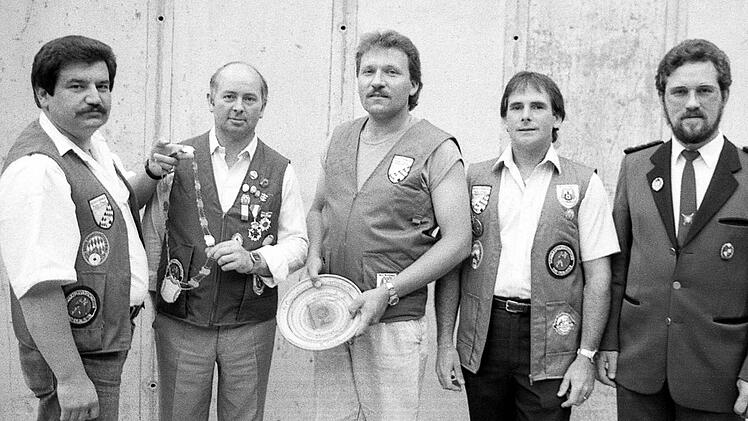 Vorderlader-Sch&uuml;tzenk&ouml;nig der K&ouml;niglich priv. Freihandsch&uuml;tzen Bad Kissingen ist G&uuml;nter Kolb. Im Bild mit (von links) Abteilungsleiter Werner Scheithauer, G&uuml;nter Kolb, 1. Ritter G&uuml;nter Fr&ouml;hlich, 2. Ritter Daniel Summar und Sch&uuml;tzenmeister Alfred Meisner.