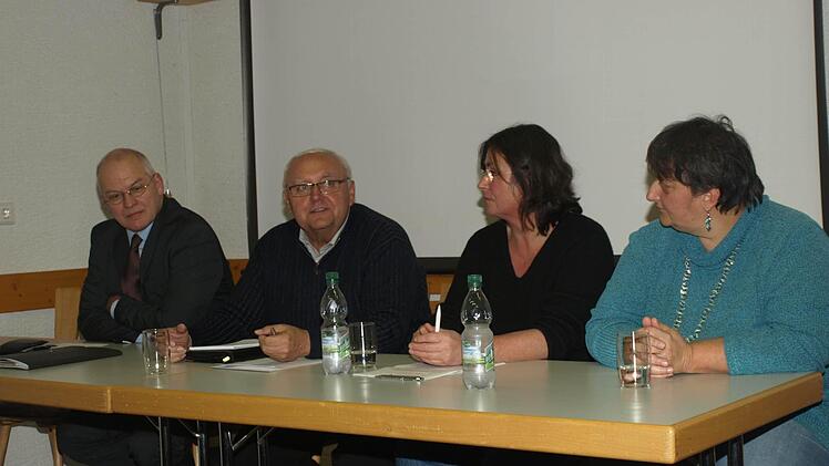In einer Gesprächsrunde mit Bürgermeister Siegfried Erhard (2. von links) ging es um den richtigen Umgang mit den Flüchtlingen, die in Ebenhausen angekommen sind. Foto: Stefan Geiger