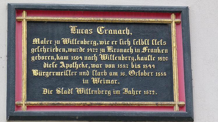 Diese Tafel an der Cranach-Apotheke kündet vom Geburtsort Kronach des Vaters Lucas Cranach. Foto: Krüger-Hundrup