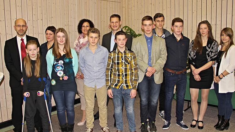 Herausragende Erfolge erzielten Sportler des Karateverein Dojo Untermerzbach (vordere Reihe) dank ihrer Trainer und Ausbilder (hintere Reihe). Foto. Helmut Will