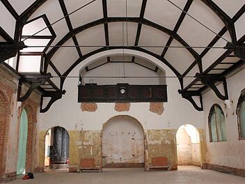 Die ehemalige Turnhalle der Heiligkreuz-Mittelschule. Hinter den Rundbögen (links) wird ein Schülercafé eingerichtet. Der Rundbogen unter der Empore war in den 1960er-Jahren geschlossen und erst jetzt wieder geöffnet worden. Foto: Ulrike Nauer
