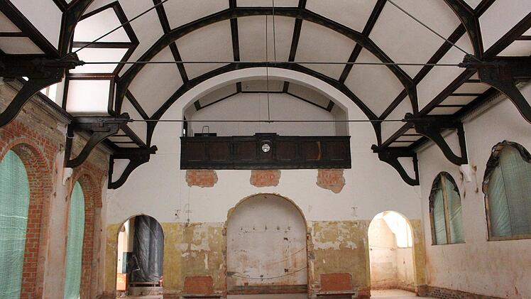 Die ehemalige Turnhalle der Heiligkreuz-Mittelschule. Hinter den Rundbögen (links) wird ein Schülercafé eingerichtet. Der Rundbogen unter der Empore war in den 1960er-Jahren geschlossen und erst jetzt wieder geöffnet worden. Foto: Ulrike Nauer