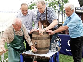 Hans Meier holte kräftig aus, und Georg Hofmann, German Hacker und Michael Persang (v. l.) hielten das Fass fest. Foto: Richard Sänger