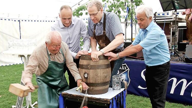 Hans Meier holte kräftig aus, und Georg Hofmann, German Hacker und Michael Persang (v. l.) hielten das Fass fest. Foto: Richard Sänger