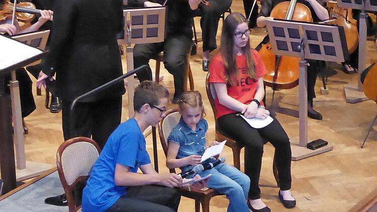 Sie moderierten das Konzert auf deutsch und englisch: Noah Albert (14), Alina Seufert (8) und Franziska Meder (18). Foto: Gerhild Ahnert