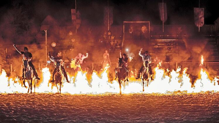 Der Feuerritt auf dem Turnierplatz Fotos: Schloss Thurn GmbH & Co Erlebnispark KG