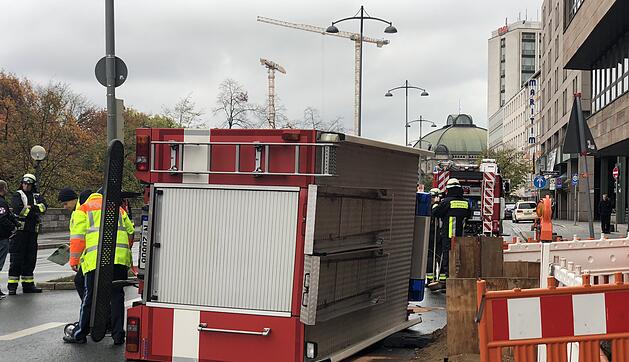 Feuerwehrwagen auf Einsatzfahrt verungl&uuml;ckt