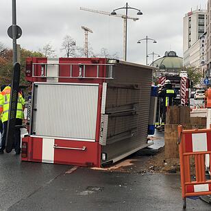 Feuerwehrwagen auf Einsatzfahrt verunglückt
