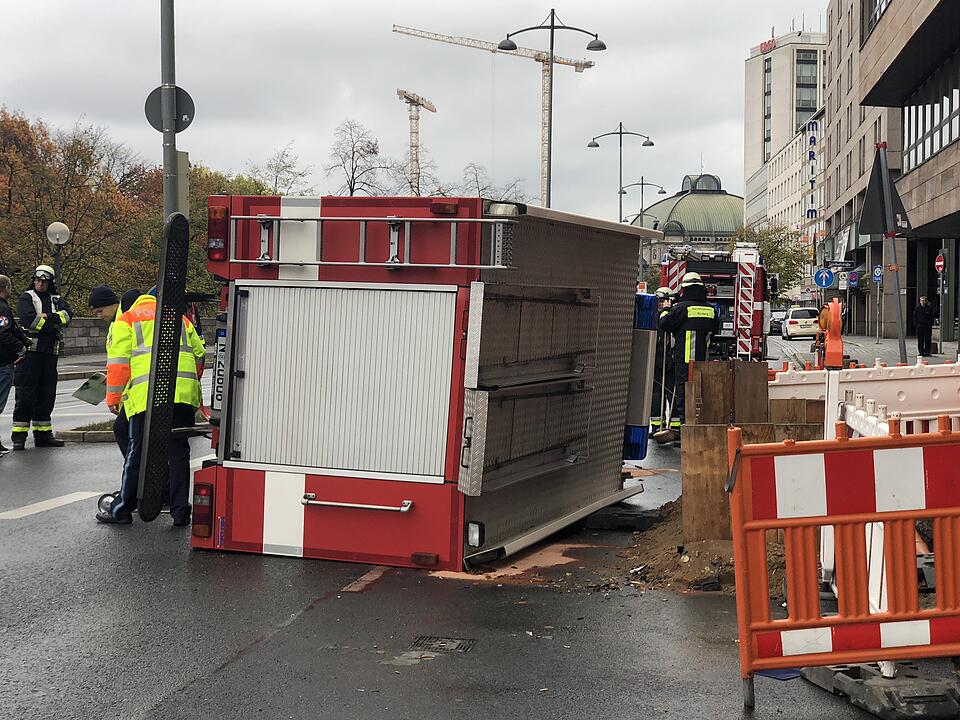 Feuerwehrwagen auf Einsatzfahrt verunglückt