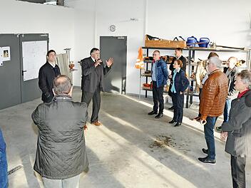 Die Besucher zeigten sich vom neuen Bauhof in Langensendelbach angetan.  Foto: Karl Heinz Wirth