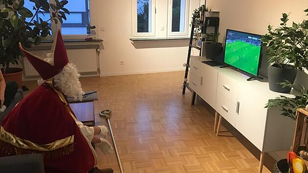 Auch nur ein Mensch: Der heilige Bischof Nikolaus schaut die Fu&szlig;ball-Bundesliga. Foto: Rudolf Gehrig