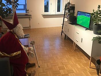 Auch nur ein Mensch: Der heilige Bischof Nikolaus schaut die Fu&szlig;ball-Bundesliga. Foto: Rudolf Gehrig