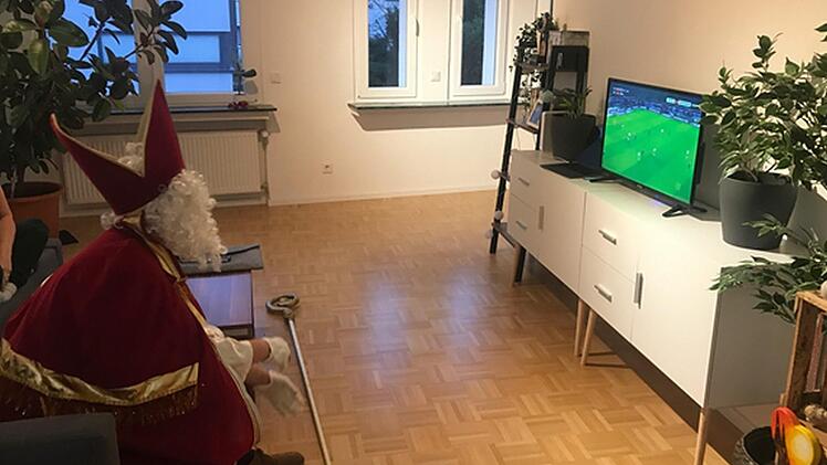 Auch nur ein Mensch: Der heilige Bischof Nikolaus schaut die Fu&szlig;ball-Bundesliga. Foto: Rudolf Gehrig