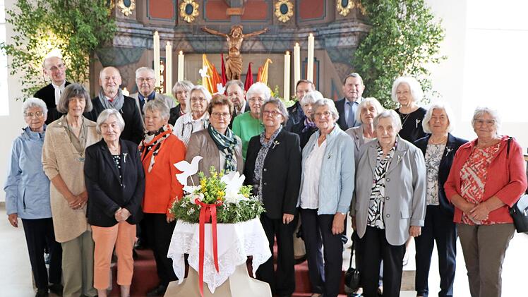Vor 60 Jahren feierten die Gläubigen ihre Konfirmation, die nun zur „Diamantenen“ zusammenkamen.