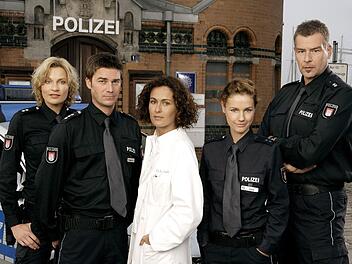 So sah das "Notruf Hafenkante"-Team 2007 aus: Oberkommissarin Melanie Hansen (Sanna Englund, links), ihr Partner Hauptkommissar Nils Meermann (Thomas Scharff, zweiter von links), die Not&auml;rztin Dr. Anna Jacobi (Marie-Lou Sellem, Mitte), Poliziemeisterin Franziska "Franzi" Jung (Rhea Harder) und ihr Kollege, Oberkommissar Bernd "Boje" Thomforde (Frank Vockroth).